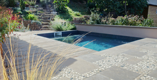 image pour l'article : Création d’une piscine, terrasse bois, pierre naturelle, galets. L’Est lyonnais.