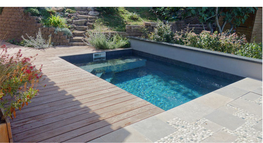 Création d’une piscine, terrasse bois, pierre naturelle, galets. L’Est lyonnais.